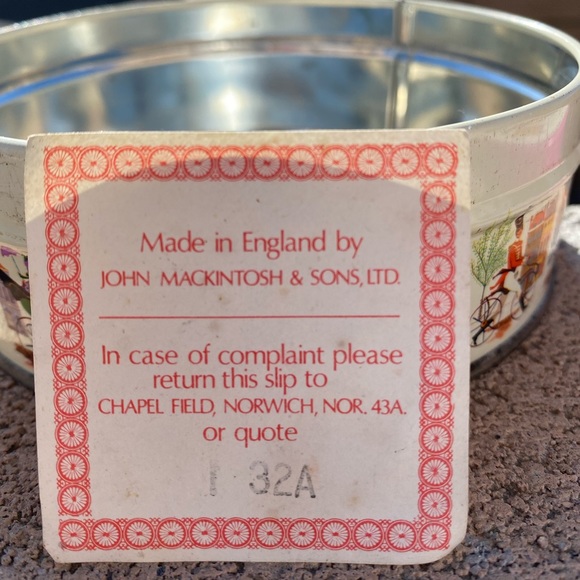 This vintage tin held Mackintosh's Quality Street Old English Confect. - Picture 4 of 6